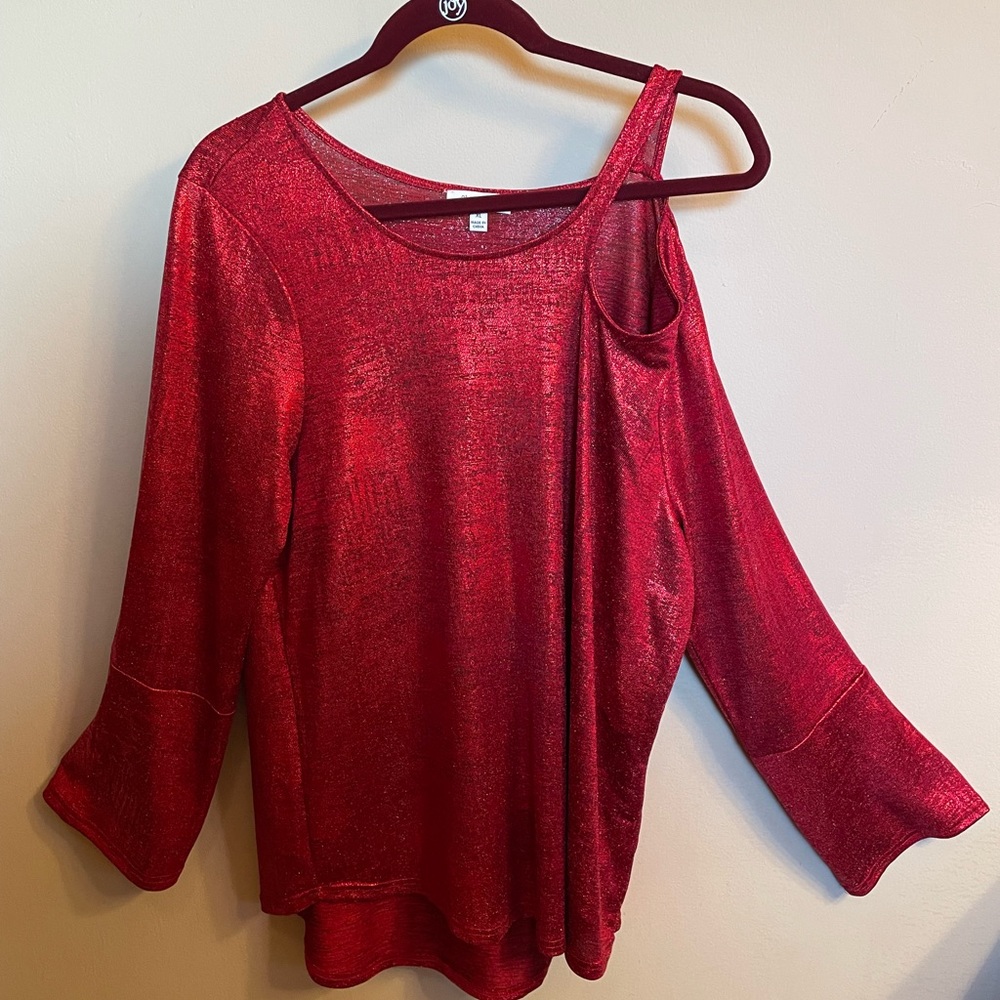Gorgeous red/sparkly top with cold shoulder on one side. Skinny girl jean XL